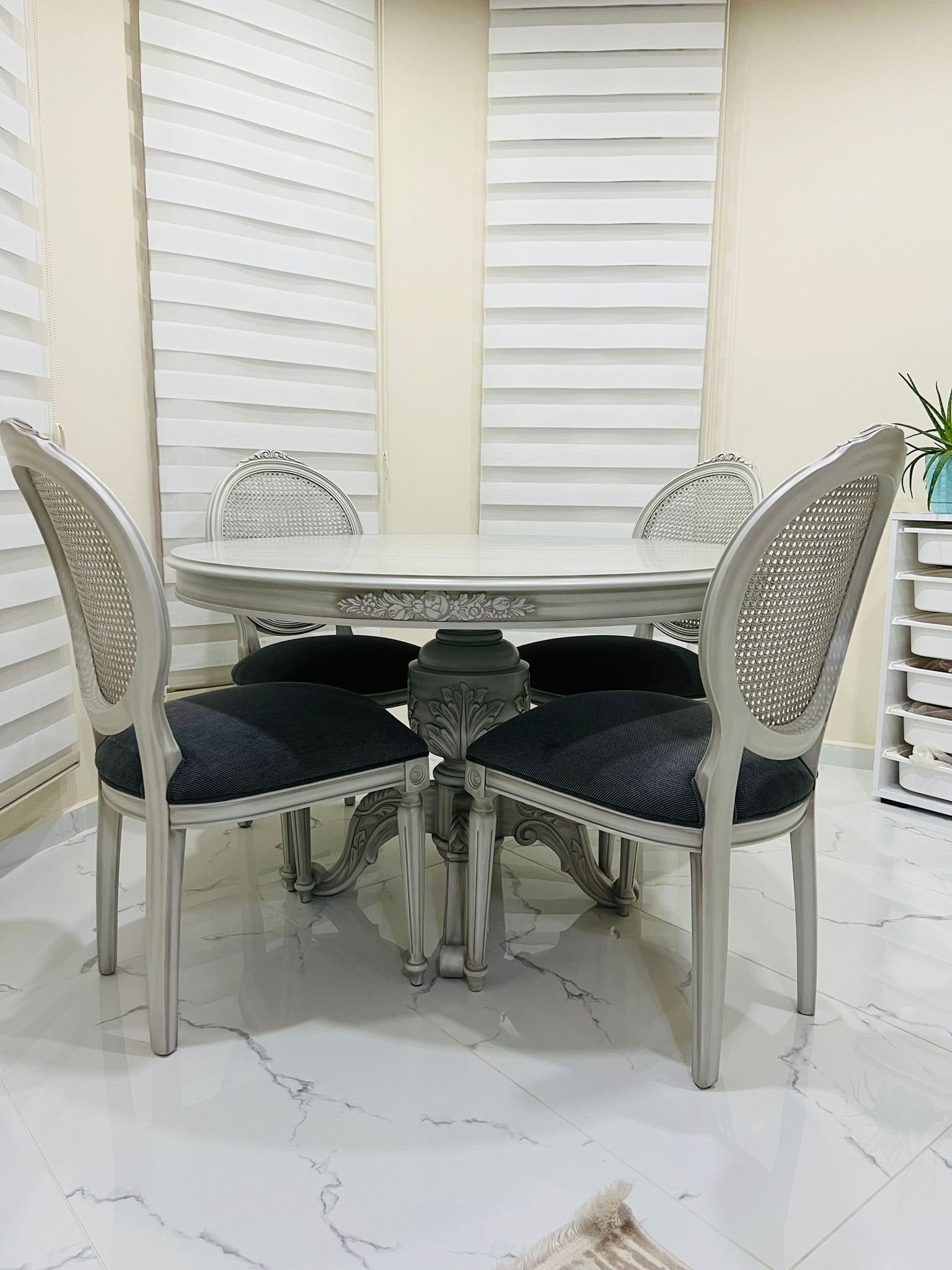 oymalı eskitmeli yuvarlak yemek masası takımı oymalı eskitmeli yuvarlak yemek masası takımı